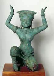 Kniende weibliche Figur zur Unterstützung eines Spiegels, aus Angkor Thom (Bronze)